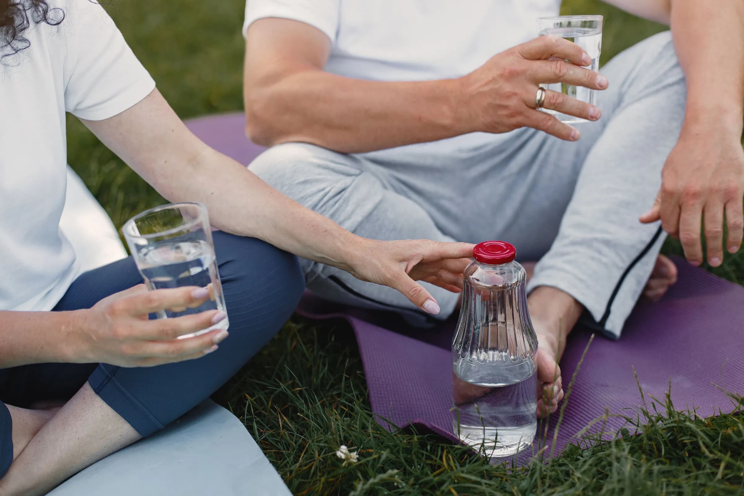 Personas compartiendo un momento de hidratación al aire libre