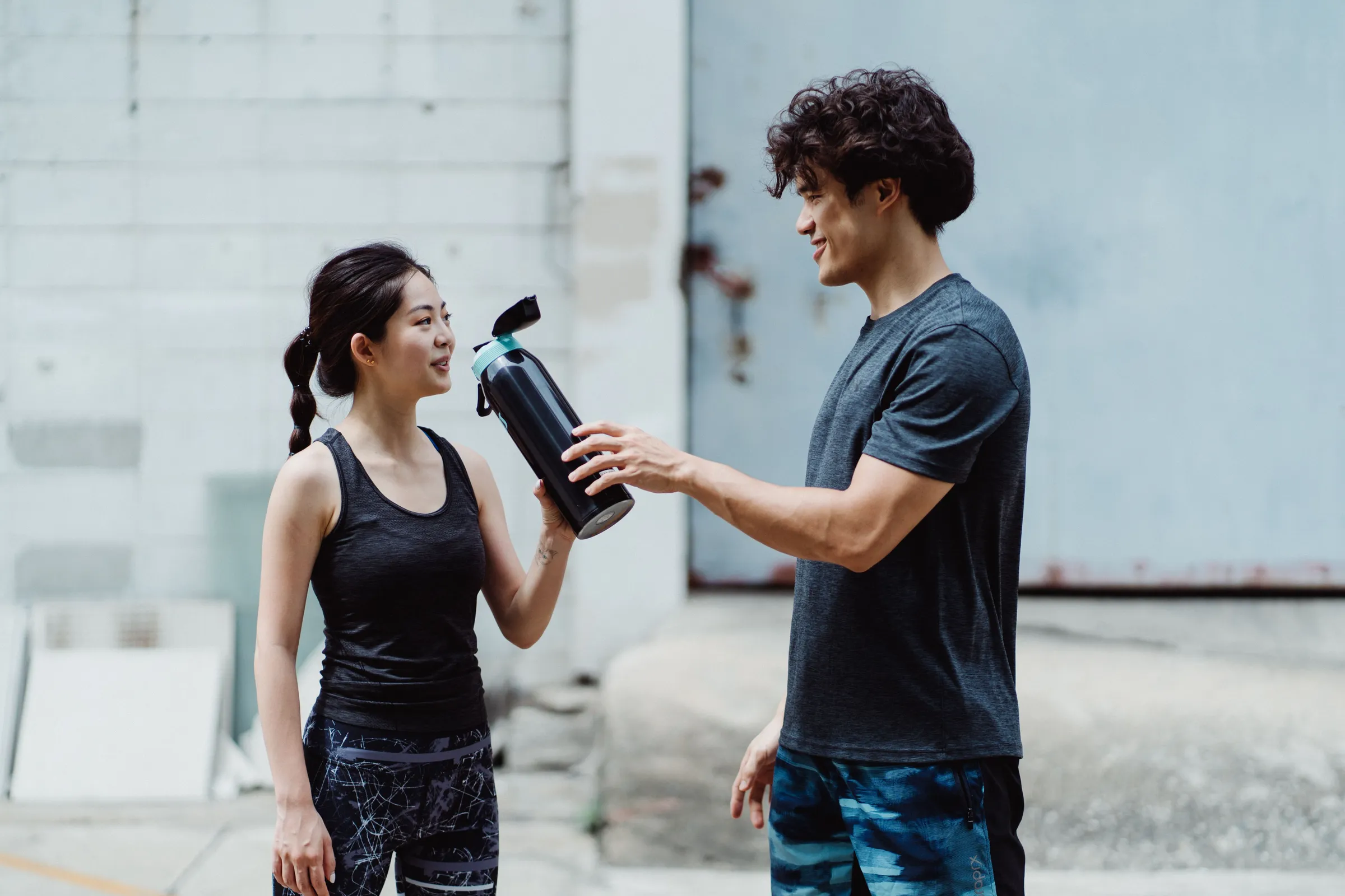 Pareja compartiendo un momento de bienestar mientras beben agua AguaMía
