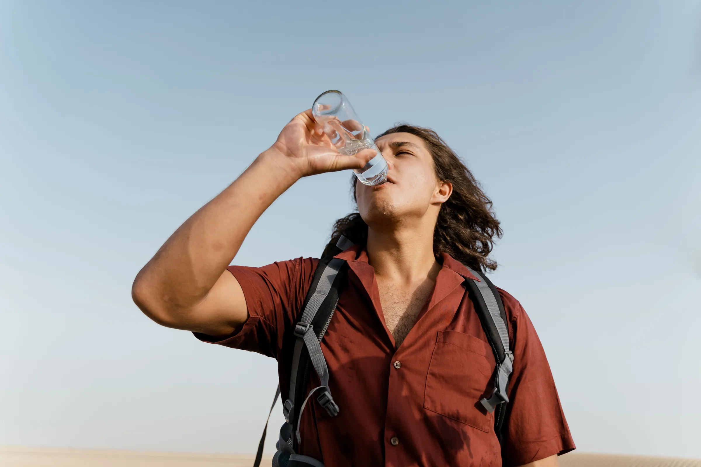 Persona bebiendo agua purificada AguaMía al aire libre