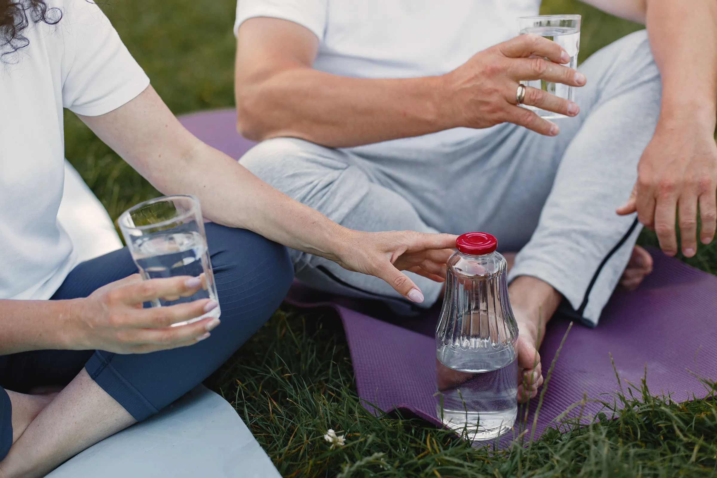 Pareja disfrutando de un momento al aire libre con agua embotellada AguaMía