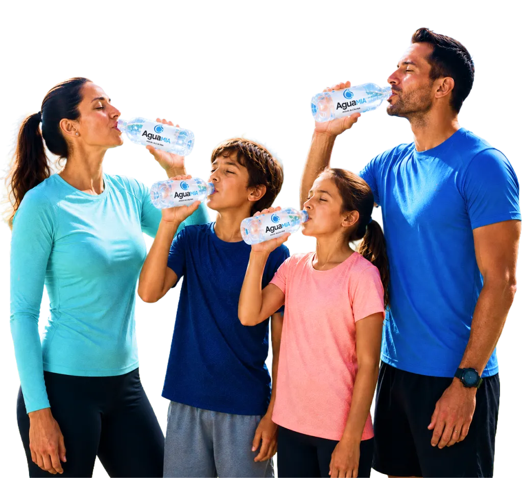 Familia sonriente tomando agua embotellada AguaMía