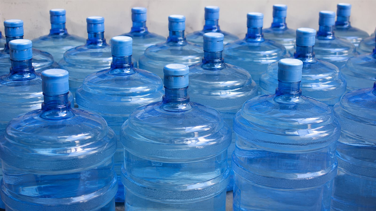 Garrafones de agua purificada AguaMía listos para su distribución